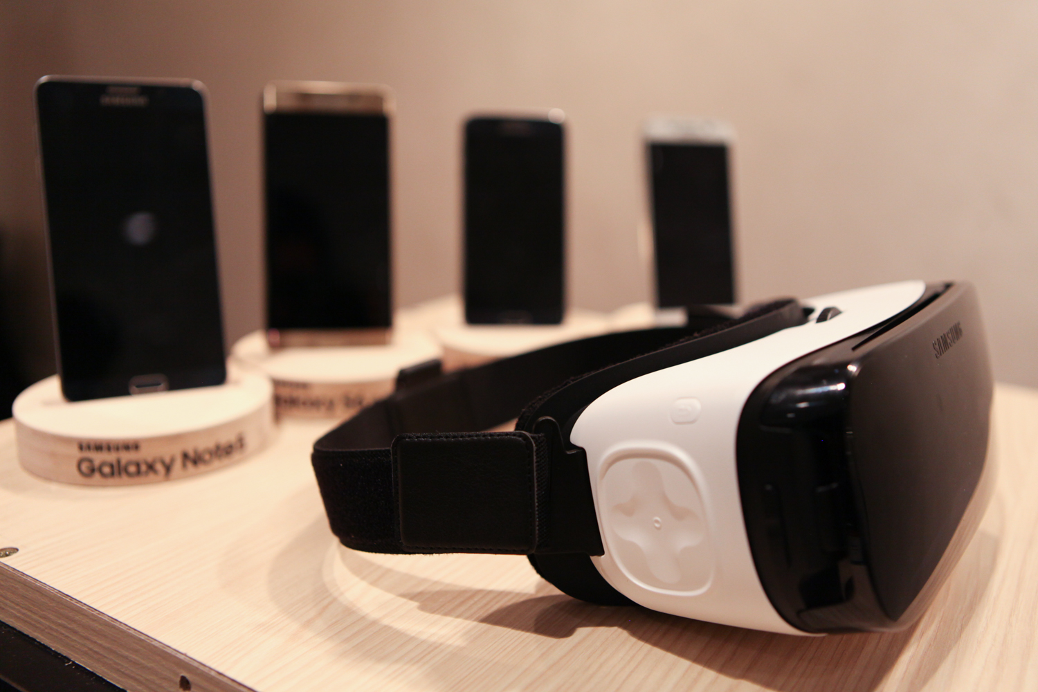 Dwell Ripples gæld Samsung Gear VR Now Available for Pre-Order plus Oculus Arcade - VRScout
