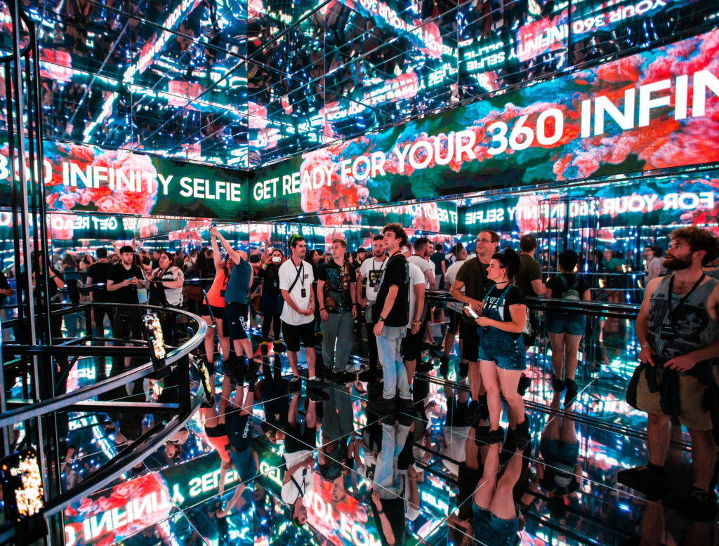 Samsungs 360° Infinity Selfies Are Hit With Music Festival Crowds