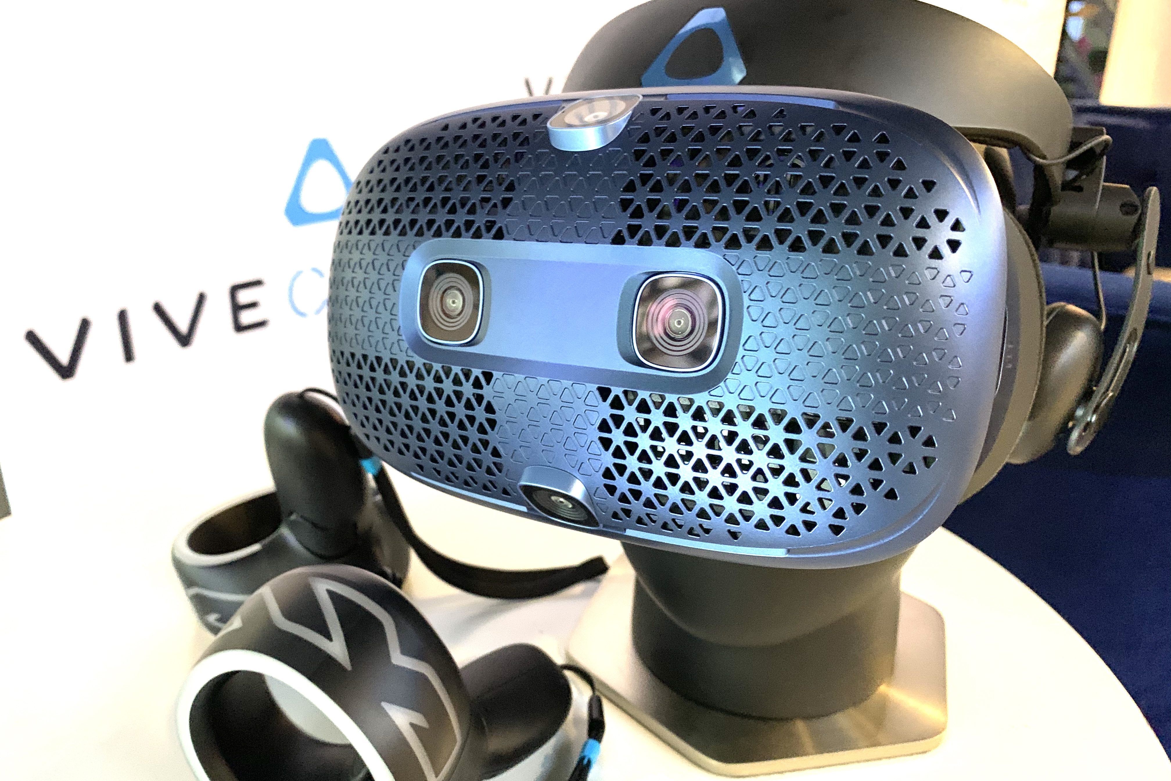 Hands-On: Vive Cosmos Offers New Possibilities, For A Price - VRScout